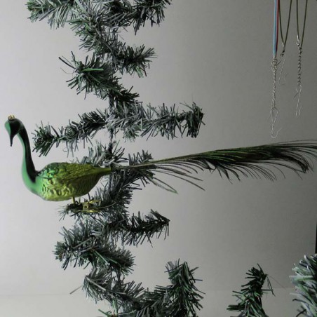 Glasvogel, Pfau grün gedrehter Kopf mit Pfauenfeder