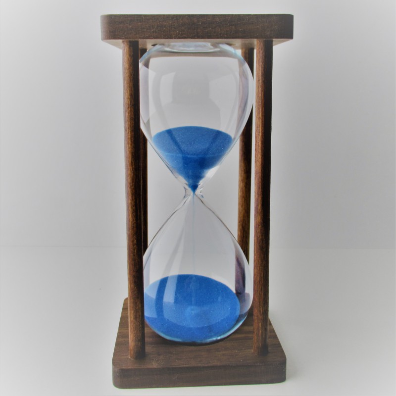 Sanduhr 10 Min. 18 cm Blau, Glas im  Holzgestell Nussbaum dunkel