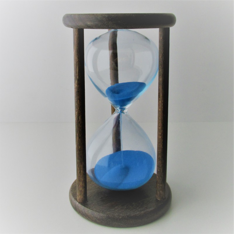 Sanduhr 30 min. 15 cm Hellblau, im Holzgestell Nusbaum dunkel rund