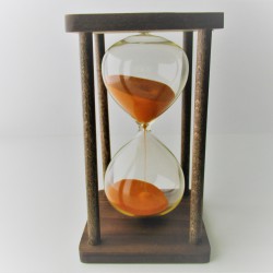 Sanduhr 10 Min. 15 cm Orange, Glas im  Holzgestell Nussbaum dunkel