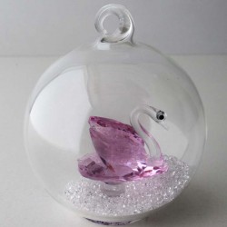 Glaskugel mit Kristall 7.5cm Schwann rosa  mit losen Kristallen in der Kugel. zum haengen und stellen