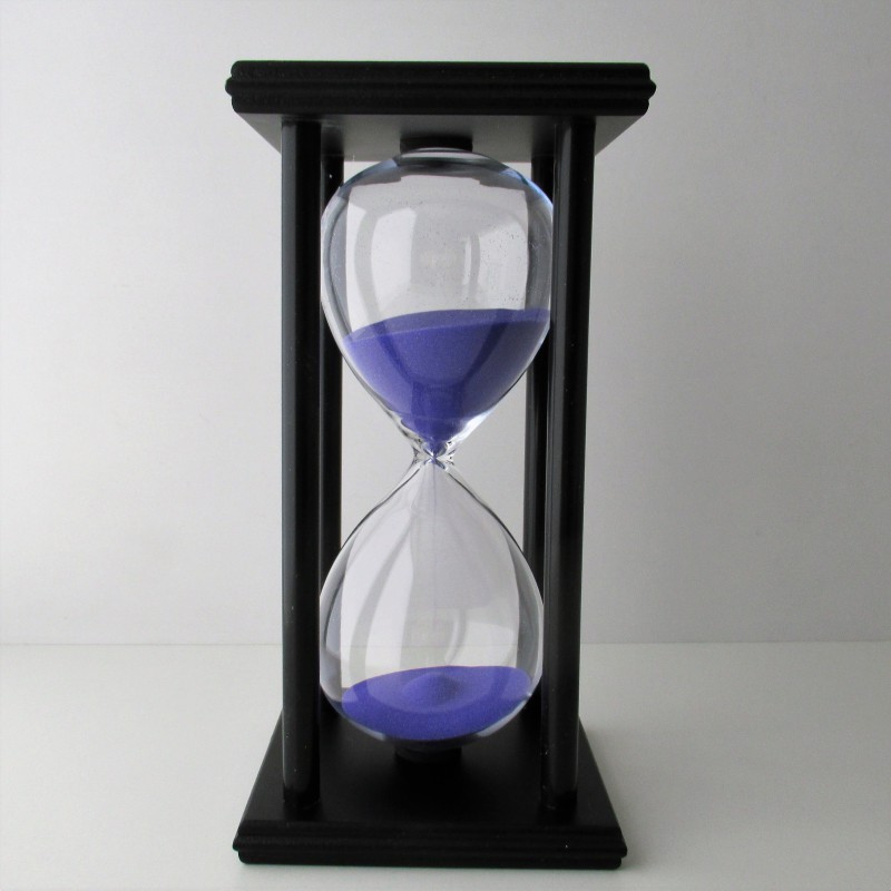 Sanduhr 45 Min. 20 cm Holzgestell  schwarz viereckig mit 4 Sauelen
