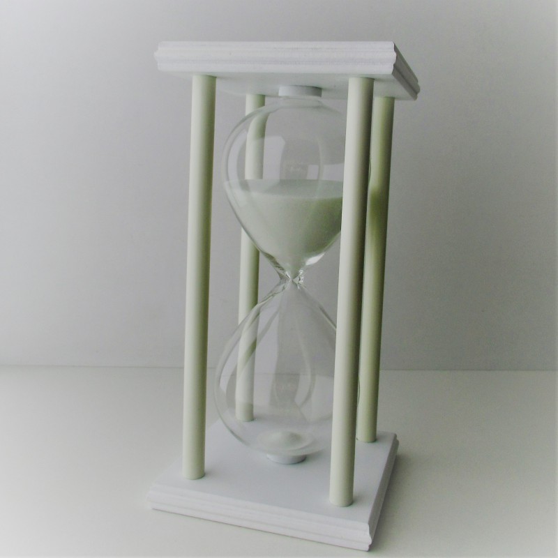 Sanduhr 45 Min. 20 cm Weiss, Holzgestell  weiss viereckig mit 4 Sauelen