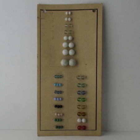 Glas Perlen auf Karton