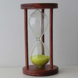 Sanduhr 10 Min. 9cm zylindrisch Glas in Holzgestell Mahagoni rot gebeizt,