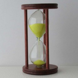 Sanduhr 10 Min. 9cm zylindrisch Glas in Holzgestell Mahagoni rot gebeizt,