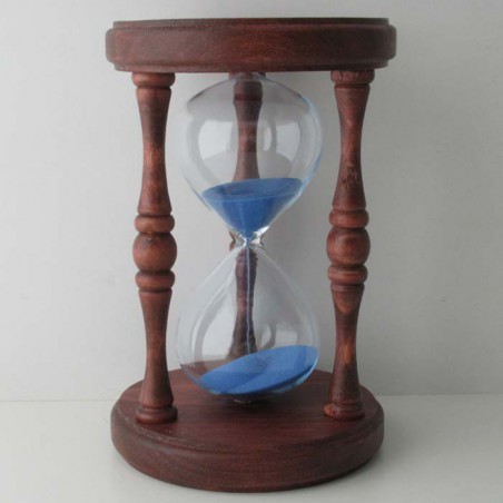 Sanduhr 5 min. 17 cm Hellblau, im Holzgestell Buche gebeizt Mahagoni rot rund mit gedrechselten Säulen