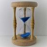 Sanduhr 60 min.17 cm Hellblau, im Holzgestell Buche rund mit gedrechselten Säulen