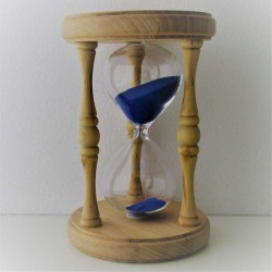 Sanduhr 60 min.17 cm Blau, im Holzgestell Buche rund mit gedrechselten Säulen