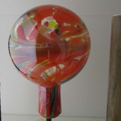 Glas-Gartenkugel 15cm transparent rot - bunt verdreht Glas