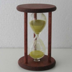 Sanduhr 10 Min. 9cm Glas in Holzgestell Buche rötlich gebeizt