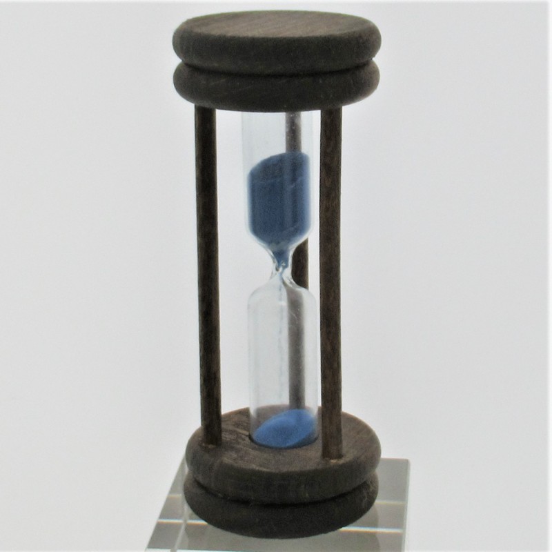 Sanduhr 3 Min. 96mm Hellblau, zylindrisch Glas in Holzgestell Buche gebeizt dunkel