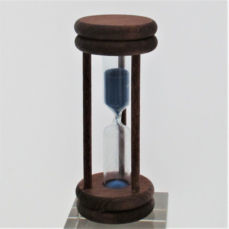 Sanduhr 3 Min. 96mm Hellblau, zylindrisch Glas in Holzgestell Buche gebeizt Mahagoni Sanduhr 3 Min. 96mm Hellblau, zylindrisch Glas in Holzgestell Buche gebeizt Mahagoni
