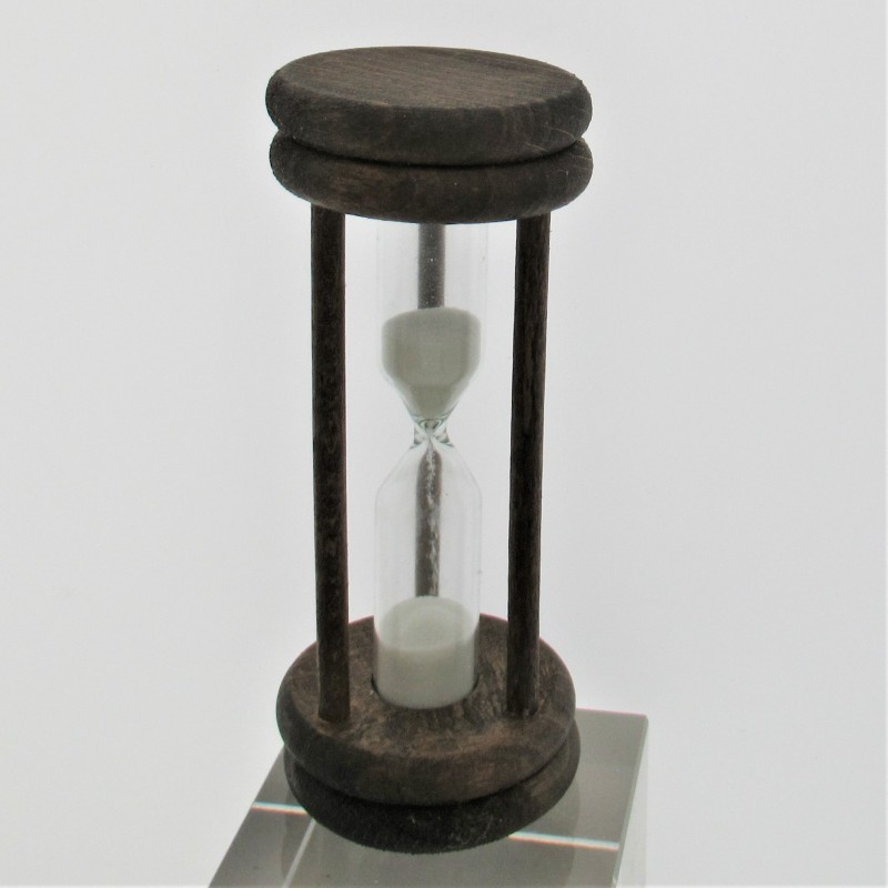 Sanduhr 10 Min. 96mm Weiss, zylindrisch Glas in Holzgestell Buche gebeizt dunkel Sanduhr 10 Min. 96mm Weiss, zylindrisch Glas in Holzgestell Buche gebeizt dunkel