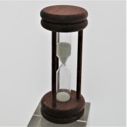 Sanduhr 1 min. 96 mm Weiss, im Buchenholzgestell gebeizt Mahagoni