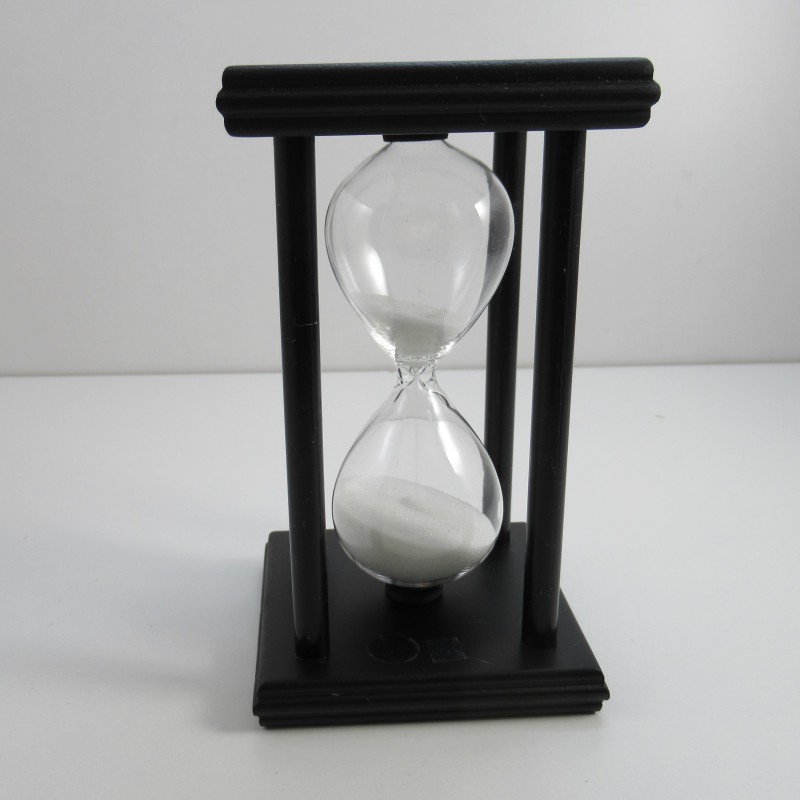 Sanduhr 15 Min. 14 cm Weiss, Holzgestell  schwarz viereckig mit 4 Saeulen