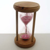 Sanduhr 10min 17cm rosa im Holz Gestell mit 3 runden Stützen Sanduhr 10min 17cm rosa im Holz Gestell mit 3 runden Stützen
