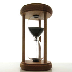 Sanduhr 15min. 17cm schwarz, im Holz Gestell mit 3 runden Stützen