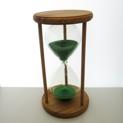 Sanduhr 30 min. 30 cm Grün, im Holzgestell Buche mit 3 Säulen