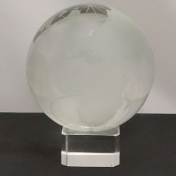 Glas Weltkugel 80mm auf Sockel klar- Sandgestrahlt