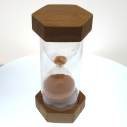 Sanduhr 15 Minuten Sechseckige 13.5 cm Sanduhr mit Buchenholz Sockel und Kunststoff Rohr als Bruch Schutz