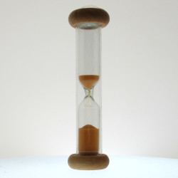 Sanduhren 3 Min. 93mm zylindrisch Glas in Kunststoff röhre mit Buchenholz Sockel