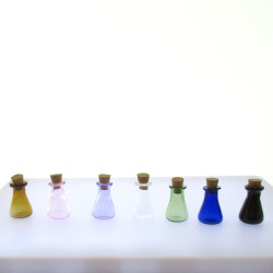 Glasfläschchen 23x15mm mini mit Korken verschiedene Farben