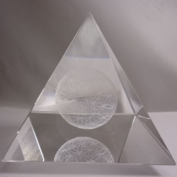 Glas-Pyramide 10cm mit 3D Blume des Lebens