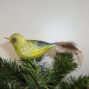 Glasvogel Grünfink mit Naturfedern