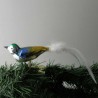Glasvogel kl. Vogel mit gedrehten Kopf, und weisse  Naturfedern