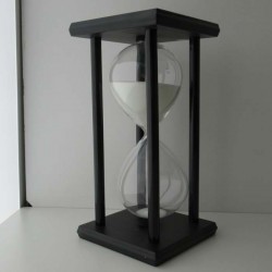 Sanduhr 45 Min. 20 cm Holzgestell  schwarz viereckig mit 4 Sauelen