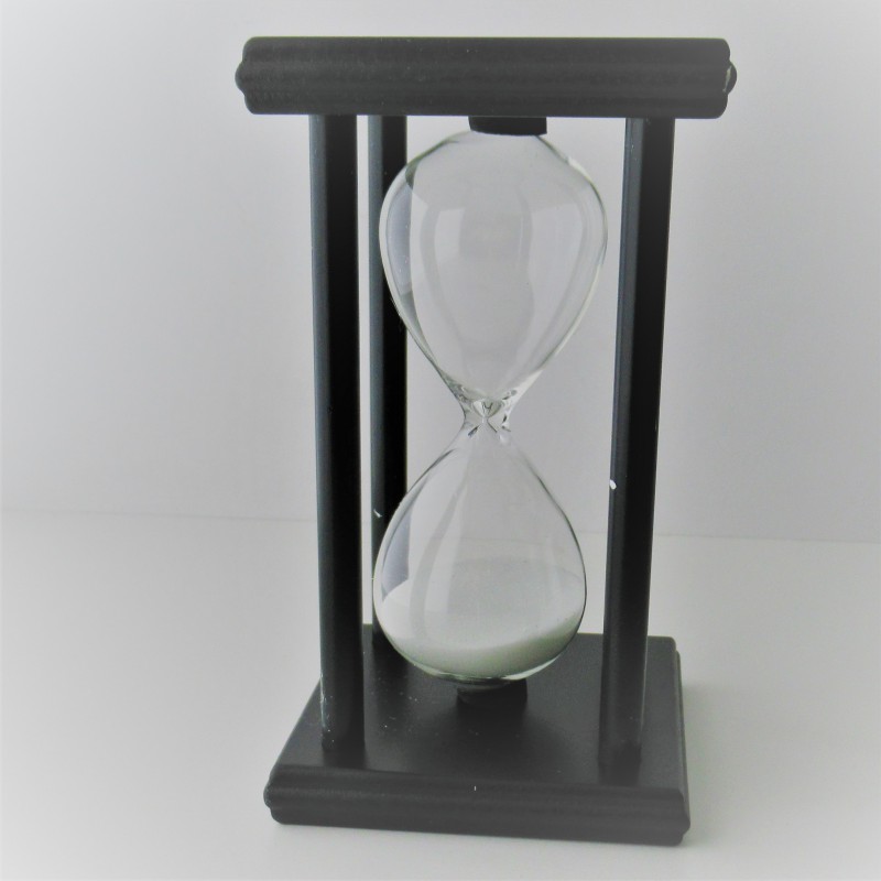 Sanduhr 30 Min. 14 cm Weiss, Schwarz Holzgestell  viereckig mit 4 Saulen